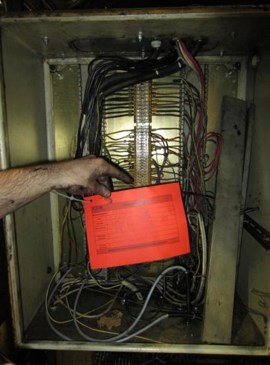 Zniszczone kable i niewidoczne niebezpieczeństwo – prąd elektryczny